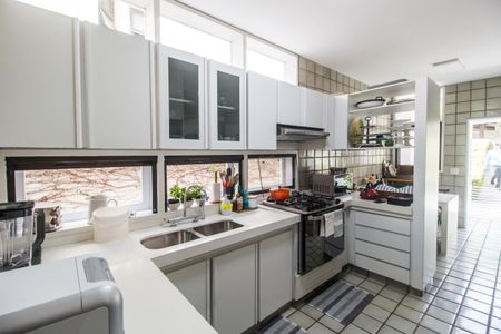 Casa de condomínio à venda com 485m², 3 quartos e 6 vagas Casa de condomínio à venda com 485m², 3 quartos e 6 vagasCozinha