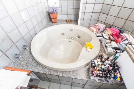 Casa de condomínio à venda com 485m², 3 quartos e 6 vagas Casa de condomínio à venda com 485m², 3 quartos e 6 vagasBanheiro da Suíte 2