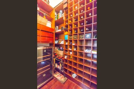 Casa de condomínio à venda com 485m², 3 quartos e 6 vagas Casa de condomínio à venda com 485m², 3 quartos e 6 vagasAdega