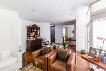 Casa de condomínio à venda com 485m², 3 quartos e 6 vagas Casa de condomínio à venda com 485m², 3 quartos e 6 vagasSala