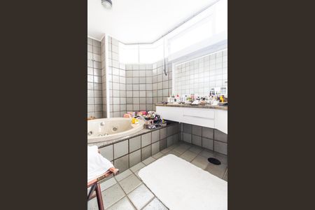 Casa de condomínio à venda com 485m², 3 quartos e 6 vagas Casa de condomínio à venda com 485m², 3 quartos e 6 vagasBanheiro da Suíte 2