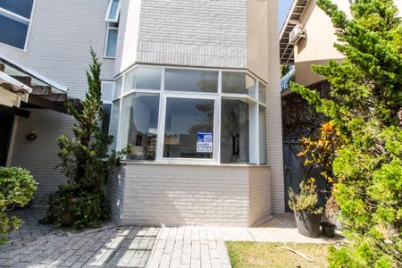 Casa de condomínio à venda com 485m², 3 quartos e 6 vagas Casa de condomínio à venda com 485m², 3 quartos e 6 vagasFachada