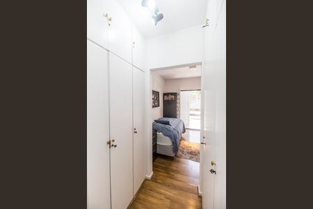 Casa de condomínio à venda com 485m², 3 quartos e 6 vagas Casa de condomínio à venda com 485m², 3 quartos e 6 vagasCloset da suíte