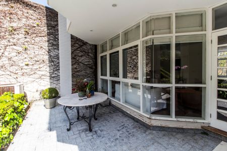 Casa de condomínio à venda com 485m², 3 quartos e 6 vagas Casa de condomínio à venda com 485m², 3 quartos e 6 vagasVaranda