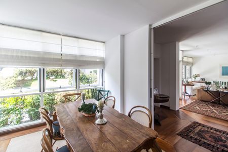 Casa de condomínio à venda com 485m², 3 quartos e 6 vagas Casa de condomínio à venda com 485m², 3 quartos e 6 vagasSala