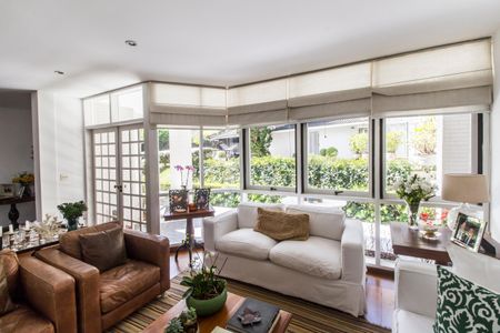 Casa de condomínio à venda com 485m², 3 quartos e 6 vagas Casa de condomínio à venda com 485m², 3 quartos e 6 vagasSala