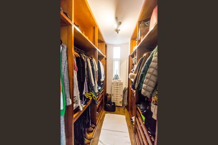 Casa de condomínio à venda com 485m², 3 quartos e 6 vagas Casa de condomínio à venda com 485m², 3 quartos e 6 vagasCloset da suíte