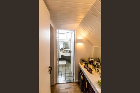 Casa de condomínio à venda com 485m², 3 quartos e 6 vagas Casa de condomínio à venda com 485m², 3 quartos e 6 vagasCloset da suíte