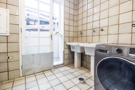 Casa de condomínio à venda com 485m², 3 quartos e 6 vagas Casa de condomínio à venda com 485m², 3 quartos e 6 vagasÁrea de Serviço