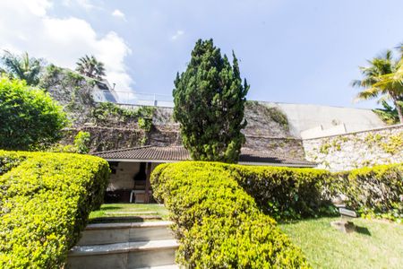 Casa de condomínio à venda com 485m², 3 quartos e 6 vagas Casa de condomínio à venda com 485m², 3 quartos e 6 vagasQuintal