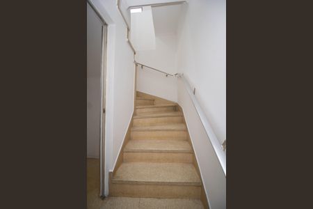 Casa à venda com 157m², 3 quartos e 2 vagas Casa à venda com 157m², 3 quartos e 2 vagasEscada