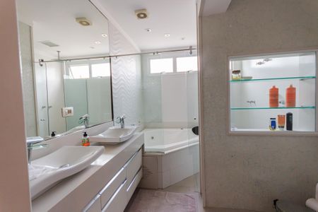 Casa à venda com 470m², 4 quartos e 5 vagas Casa à venda com 470m², 4 quartos e 5 vagasBanheiro da Suíte 3