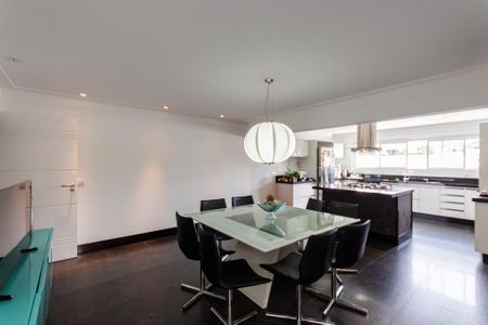 Casa à venda com 470m², 4 quartos e 5 vagas Casa à venda com 470m², 4 quartos e 5 vagasCopa