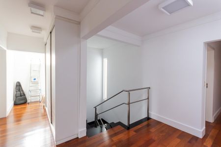 Casa à venda com 470m², 4 quartos e 5 vagas Casa à venda com 470m², 4 quartos e 5 vagasHall
