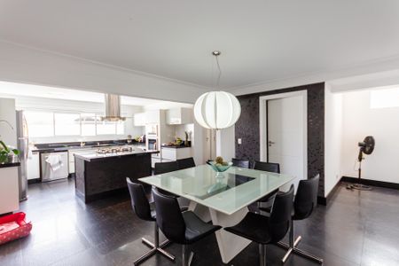Casa à venda com 470m², 4 quartos e 5 vagas Casa à venda com 470m², 4 quartos e 5 vagasCopa