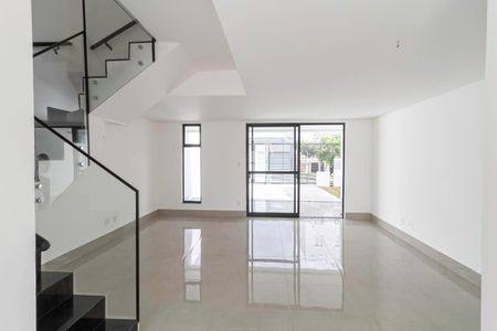 Casa à venda com 128m², 3 quartos e 2 vagasSala