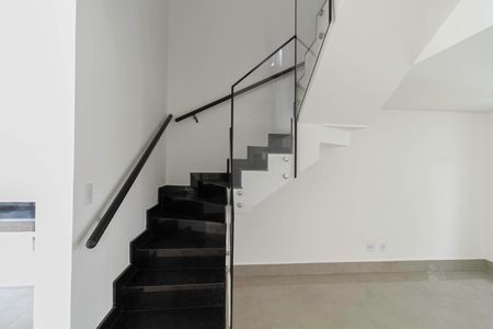 Casa à venda com 128m², 3 quartos e 2 vagasEscada