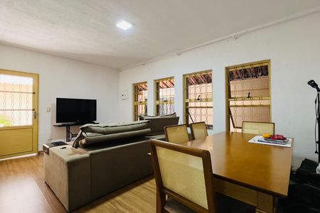 Casa à venda com 190m², 3 quartos e 5 vagas Casa à venda com 190m², 3 quartos e 5 vagasSala