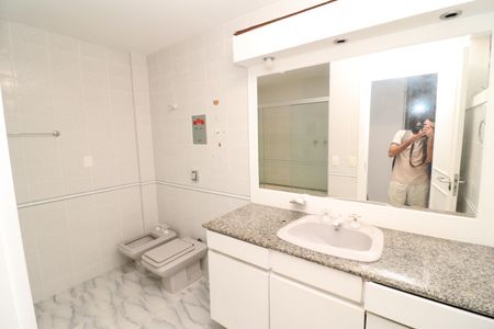 Casa à venda com 707m², 6 quartos e 4 vagasBanheiro da Suíte 2