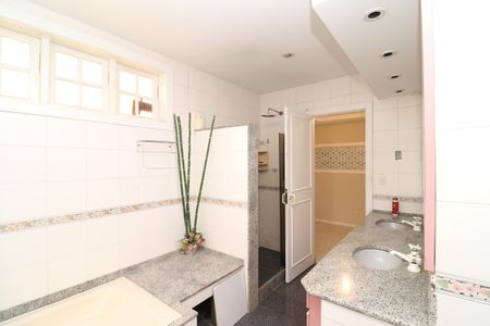 Casa à venda com 707m², 6 quartos e 4 vagasBanheiro da Suíte 1