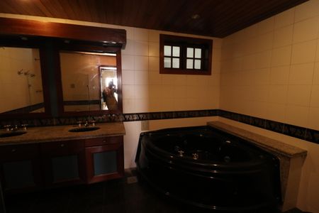 Casa à venda com 707m², 6 quartos e 4 vagasBanheiro da Suíte 3