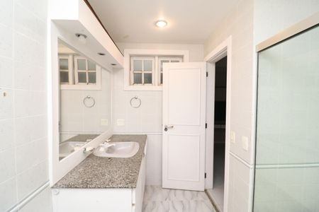 Casa à venda com 707m², 6 quartos e 4 vagasBanheiro da Suíte 2