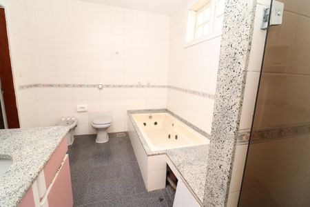 Casa à venda com 707m², 6 quartos e 4 vagasBanheiro da Suíte 1