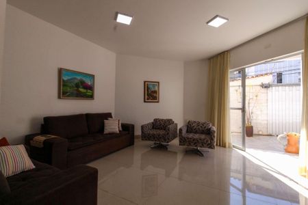 Casa à venda com 137m², 3 quartos e 4 vagas