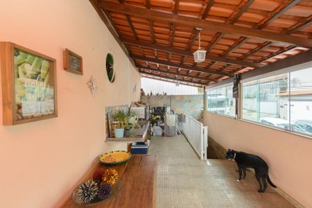 Casa à venda com 180m², 4 quartos e 2 vagas Casa à venda com 180m², 4 quartos e 2 vagasVaranda