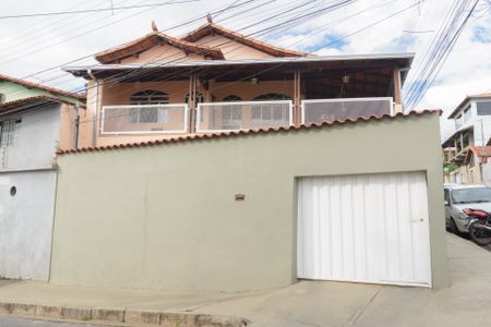 Casa à venda com 180m², 4 quartos e 2 vagas Casa à venda com 180m², 4 quartos e 2 vagasFachada