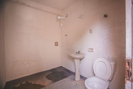 Casa à venda com 140m², 2 quartos e 4 vagas Casa à venda com 140m², 2 quartos e 4 vagasBanheiro de Serviço