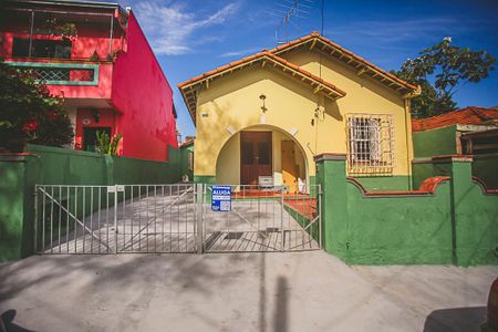 Casa à venda com 140m², 2 quartos e 4 vagas Casa à venda com 140m², 2 quartos e 4 vagasFachada + Placa