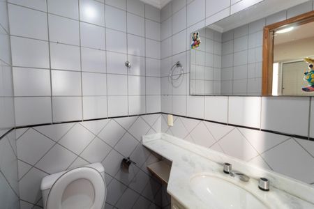 Apartamento à venda com 72m², 3 quartos e 2 vagas Apartamento à venda com 72m², 3 quartos e 2 vagasBanheiro da Suíte