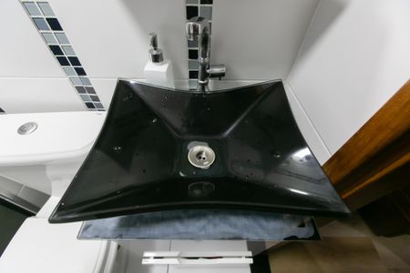 Apartamento à venda com 48m², 2 quartos e 1 vaga Apartamento à venda com 48m², 2 quartos e 1 vagaDetalhe do banheiro