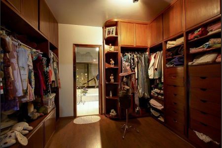 Casa à venda com 747m², 4 quartos e 6 vagas