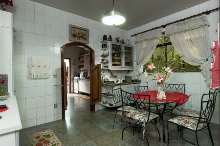 Casa à venda com 747m², 4 quartos e 6 vagas