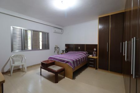 Casa para alugar com 276m², 4 quartos e 6 vagasSuíte 1