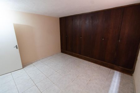 Casa à venda com 346m², 6 quartos e 4 vagas Casa à venda com 346m², 6 quartos e 4 vagasCasa Fundos - Quarto 2