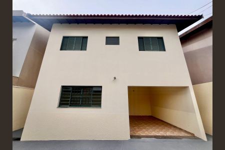 Casa à venda com 180m², 3 quartos e 2 vagas Casa à venda com 180m², 3 quartos e 2 vagasFachada Garagem