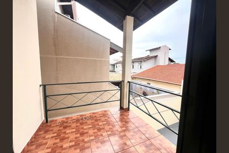 Casa à venda com 180m², 3 quartos e 2 vagas Casa à venda com 180m², 3 quartos e 2 vagasSacada do Quarto 3