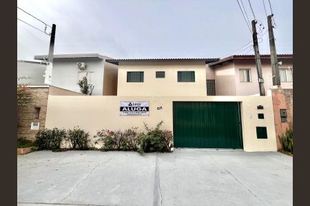 Casa à venda com 180m², 3 quartos e 2 vagas Casa à venda com 180m², 3 quartos e 2 vagasFachada