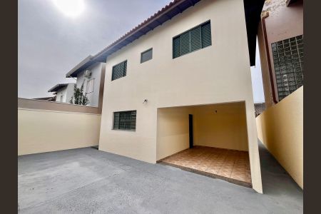 Casa à venda com 180m², 3 quartos e 2 vagas Casa à venda com 180m², 3 quartos e 2 vagasQuintal