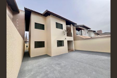 Casa à venda com 180m², 3 quartos e 2 vagas Casa à venda com 180m², 3 quartos e 2 vagasQuintal