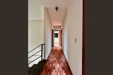 Casa à venda com 180m², 3 quartos e 2 vagas Casa à venda com 180m², 3 quartos e 2 vagasCorredor