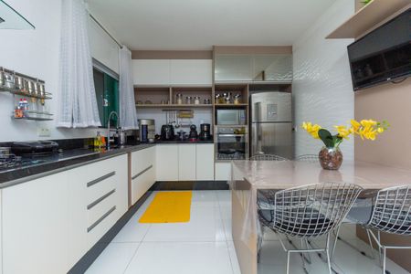 Casa à venda com 320m², 3 quartos e 4 vagas Casa à venda com 320m², 3 quartos e 4 vagasCozinha