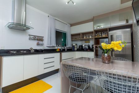 Casa à venda com 320m², 3 quartos e 4 vagas Casa à venda com 320m², 3 quartos e 4 vagasCozinha