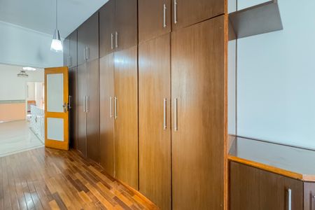 Casa à venda com 597m², 5 quartos e 8 vagas Casa à venda com 597m², 5 quartos e 8 vagasCloset da Suíte Master
