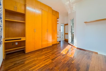 Casa à venda com 597m², 5 quartos e 8 vagas Casa à venda com 597m², 5 quartos e 8 vagasSuíte 2