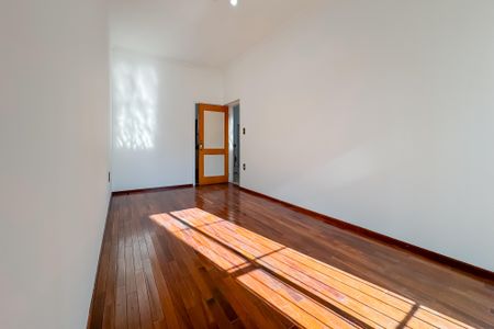 Casa à venda com 597m², 5 quartos e 8 vagas Casa à venda com 597m², 5 quartos e 8 vagasSuíte 1