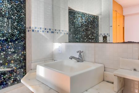 Casa à venda com 597m², 5 quartos e 8 vagas Casa à venda com 597m², 5 quartos e 8 vagasBanheiro da Suíte 2